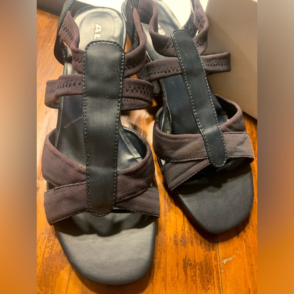 Comfortable women's sandal new in box Alia